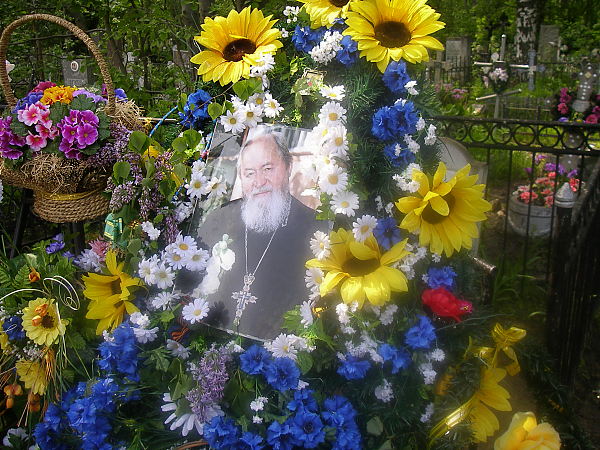 На могиле отца Василия Ермакова
