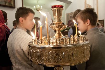 Сироты на службе в храме Державной