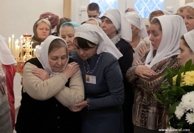 Сестры "Желтого креста" помогают пожилым на богослужении в храме и в подготовке к таинствам на дому